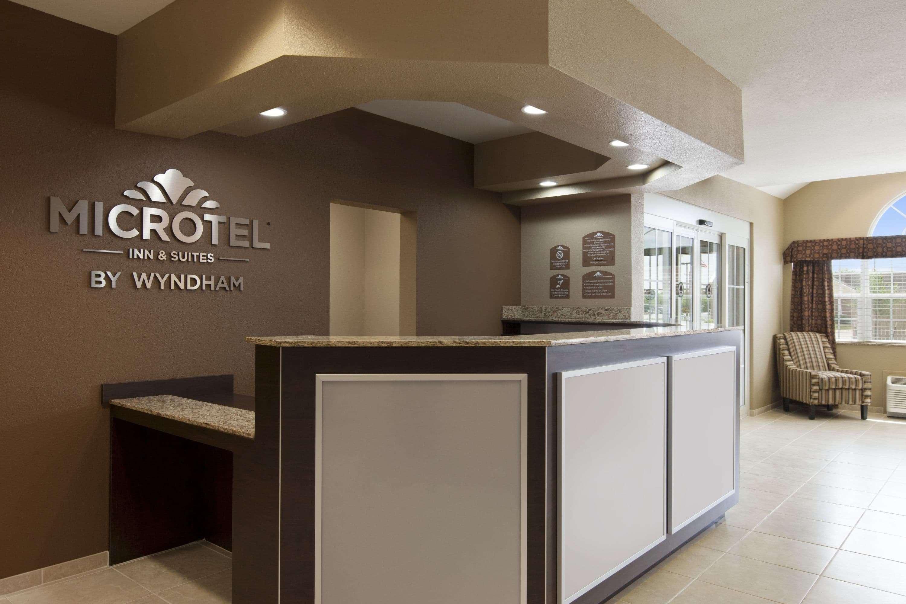 Microtel Inn & Suites Kenedy Bagian luar foto