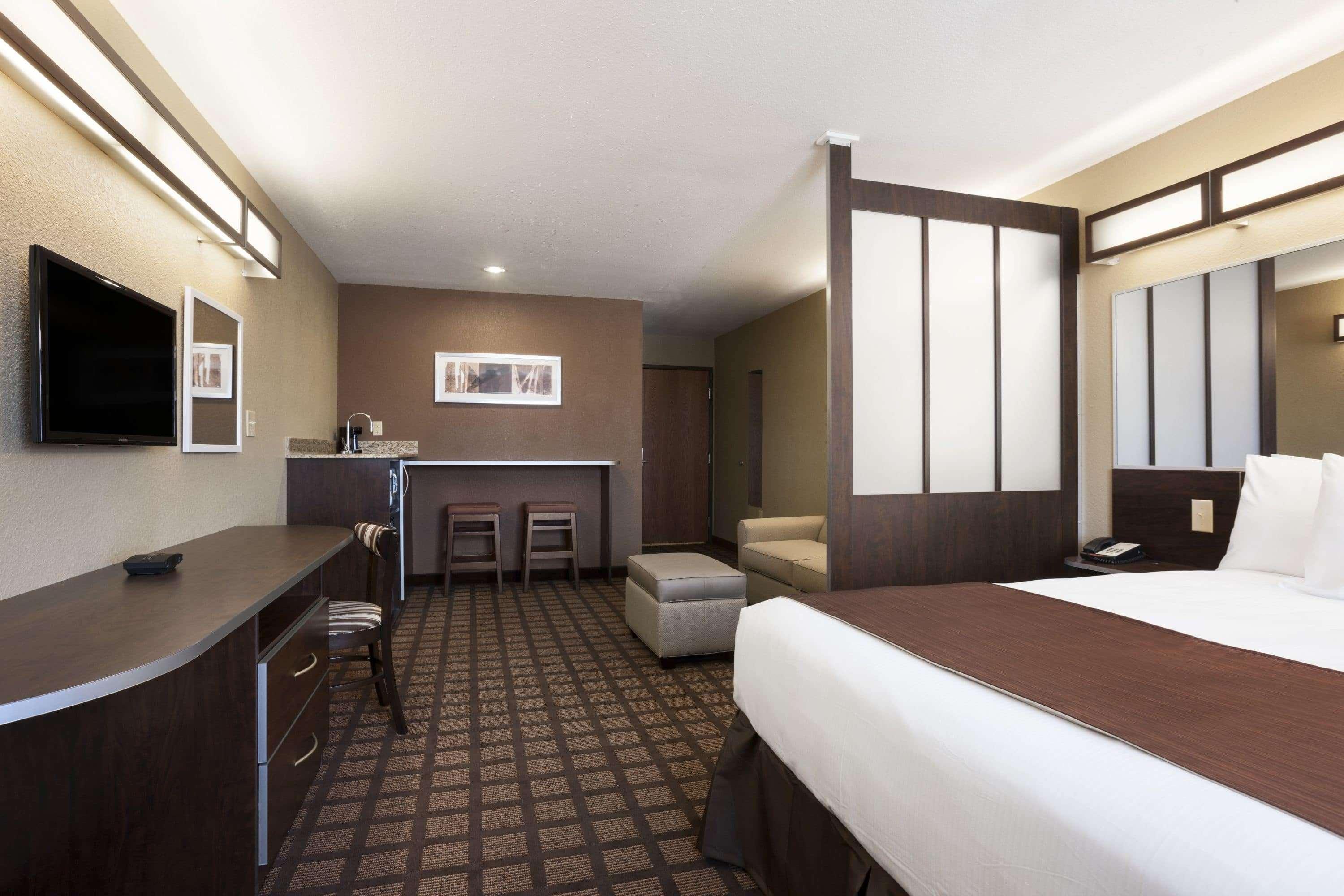 Microtel Inn & Suites Kenedy Bagian luar foto
