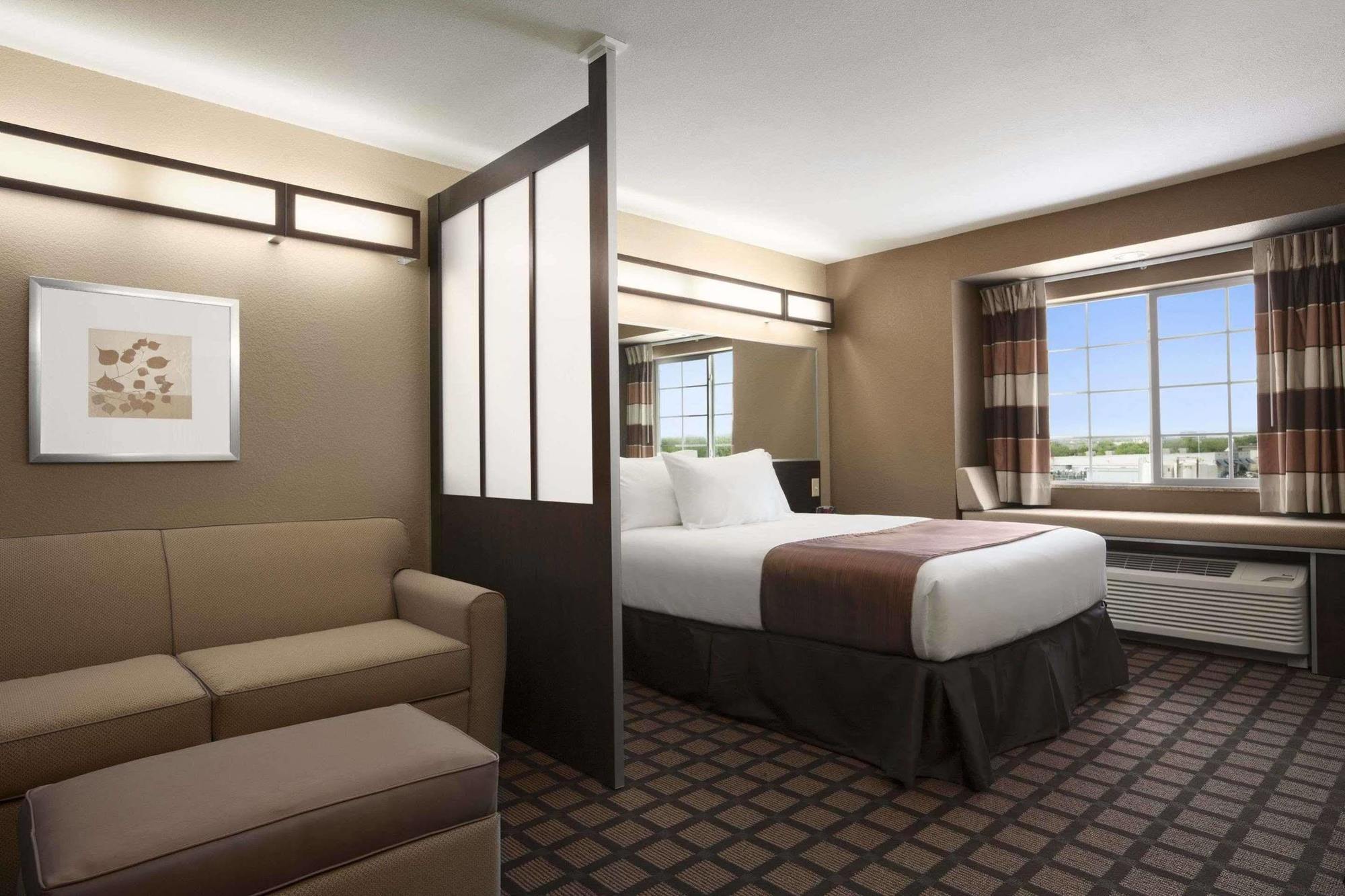 Microtel Inn & Suites Kenedy Bagian luar foto
